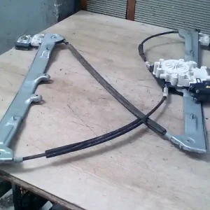 MITSUBISHI COLT 04.04-08.09 Jobb első ablakemelő szerkezet elektromos 5 ajtós bontott alkatrész Alacsony ár