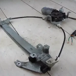 Kedvezményes ár NISSAN PRIMERA 98-01 Bal hátsó ablakemelő motor bontott alkatrész