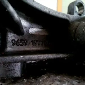 Végkiárusítás PEUGEOT 207 06.06.01-13.06.30 Generátor tartó bak 1.4 benzin bontott alkatrész