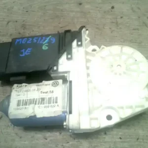 Legnépszerűbb SEAT LEON 99- Jobb első ablakemelő motor 5 ajtós, ferdehátú bontott alkatrész
