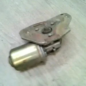 Azonnali szállítás SUZUKI SWIFT 96-05 Ablaktörlő motor első bontott alkatrész