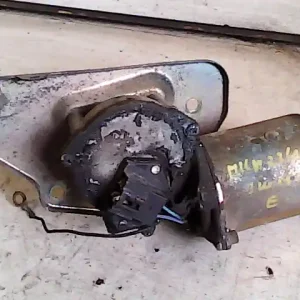 Kedvezményes ár SUZUKI SWIFT 96-05 Ablaktörlő motor első 4vezetékes bontott alkatrész