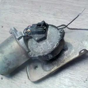 Vedd meg most SUZUKI SWIFT 96-05 Ablaktörlő motor első bontott alkatrész