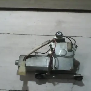 SUZUKI SWIFT 96-05 Ablaktörlő motor hátsó 5 ajtósbontott alkatrész Utolsó esély