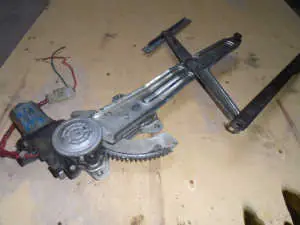 SUZUKI SWIFT 96-05 Jobb első ablakemelő szerkezet elektromos bontott alkatrész Utolsó esély