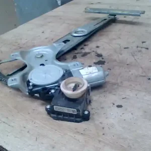 TOYOTA YARIS 2009.01.01-2011.10.15 Bal első ablakemelő szerkezet elektromos 5 ajtós bontott alkatrész Kiárusítás