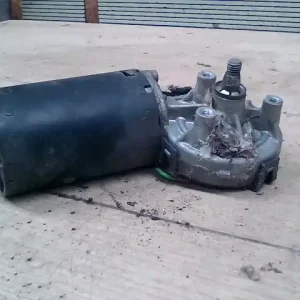 Vedd meg most VOLVO 460 Ablaktörlő motor első bontott alkatrész