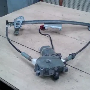 Vedd meg most VOLVO 460 Jobb első ablakemelő szerkezet elektromos bontott alkatrész