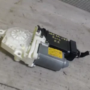 Vedd meg most VW BORA Bal első ablakemelő motor bontott alkatrész