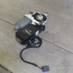 VW GOLF IV. Jobb első ablakemelő motor 5 ajtós bontott alkatrész Olcsóbb