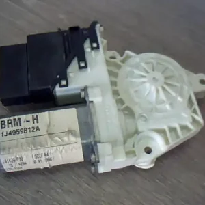 Különleges ajánlat VW GOLF IV. Jobb hátsó ablakemelő motor bontott alkatrész