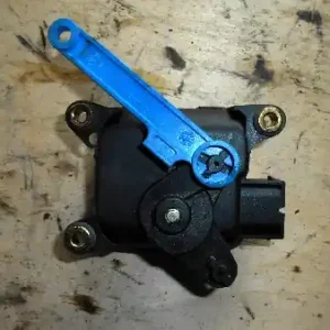 Akciós ár VW PASSAT 96.10-00.10 B5 Fűtésszabályzó zsalu állító motor bontott alkatrész