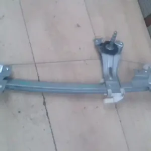 Vedd meg most PEUGEOT 206 Bal hátsó ablakemelő szerkezet mechanikus 5 ajtós bontott alkatrész