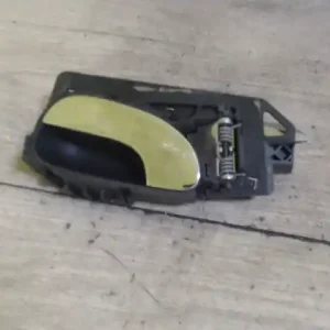 Akciós ár PEUGEOT 307 01-05 Bal hátsó belső kilincs combi bontott alkatrész