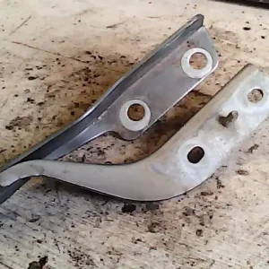 Vedd meg online PEUGEOT 607 Motorháztető bal zsanér bontott alkatrész