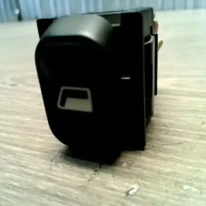 Ajánlat PEUGEOT PARTNER 02- Jobb első ablakemelő kapcsoló bontott alkatrész