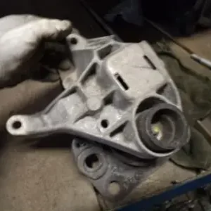 Vásárlói kedvenc RENAULT CLIO 96-98 Motortartó bakjobb oldali bontott alkatrész