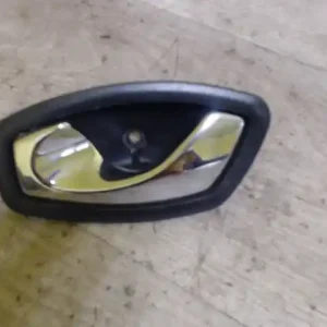 Azonnal elérhető RENAULT Fluence 2013.01.01- Bal első belső kilincs 4 ajtós bontott alkatrész