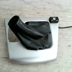 Expressz kézbesítés MAZDA 5 2005.06.01-2008.01.31 Váltókar keret szoknyával bontott alkatrész