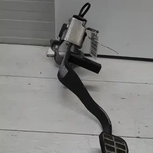 Árcsökkenés MITSUBISHI COLT 04.04-08.09 Kuplung pedál bontott alkatrész