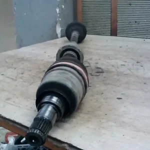 Kiárusítás TOYOTA YARIS 99.04-05.09 Jobb első féltengely 1,0i bontott alkatrész