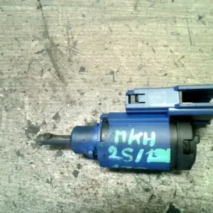 VW GOLF IV. Kuplung pedál kapcsoló 5 ajtós, ferdehátú bontott alkatrész Ne maradj le