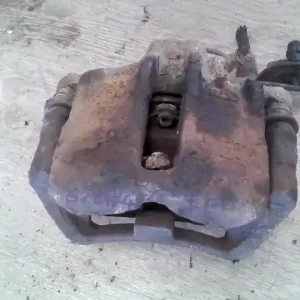 AUDI A4 05-08 Jobb első féknyereg munkahengerrel bontott alkatrész Ajánlat