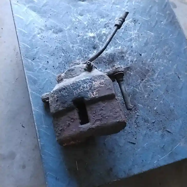 CHRYSLER PT CRUISER 99-06 Bal első féknyereg munkahengerrel 1.6 b bontott alkatrész Biztonságos vásárlás