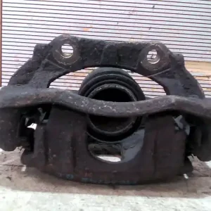 Vedd meg online CITROEN XSARA 00.11-04.12 Bal első féknyereg munkahengerrel bontott alkatrész