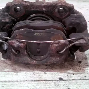 CITROEN XSARA 97.11-00.10 Bal első féknyereg munkahengerrel bontott alkatrész Népszerű