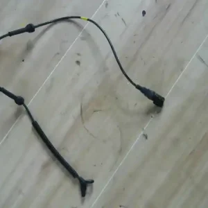 Gyors szállítás FORD FIESTA 05-08 Jobb első abs jeladóbontott alkatrész