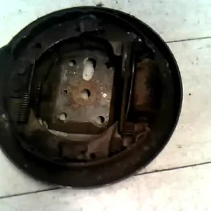 Népszerű FORD Fiesta Courier 96- Bal hátsó fék alaplapbontott alkatrész