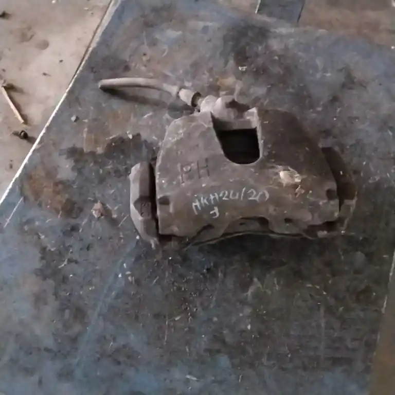 FORD Focus 2004.09.01-2007.08.31 Jobb első féknyereg munkahengerrel 1.6 b bontott alkatrész Ajánlat