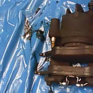 FORD FOCUS 98-04 Jobb első féknyereg munkahengerrel bontott alkatrész Outlet