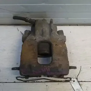 FORD FOCUS 98-04 Jobb első féknyereg munkahengerrel bontott alkatrész Outlet