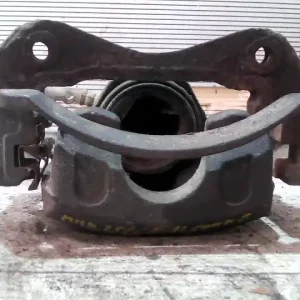 Ingyenes szállítás HYUNDAI COUPE 97- Bal első féknyereg munkahengerrel bontott alkatrész