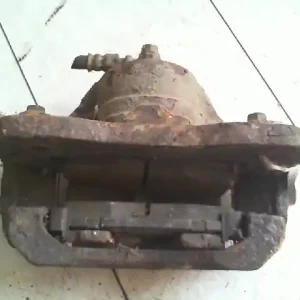 Vedd meg online KIA CARENS 01-06 Bal első féknyereg munkahengerrel bontott alkatrész