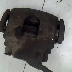 Rendeld meg most KIA SEPHIA Bal első féknyereg munkahengerrel bontott alkatrész