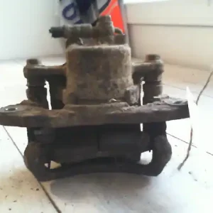 Akció MAZDA 323 98-01 Bal első féknyereg munkahengerrel bontott alkatrész