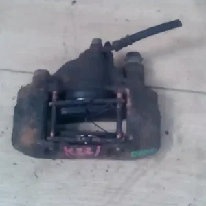 MAZDA DEMIO 98.08-00.05 Bal első féknyereg munkahengerrel 1.3i bontott alkatrész Árcsökkenés