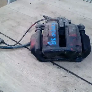 Akció MERCEDES C (W203) 2000.06.01-2006.12.31 Bal első féknyereg munkahengerrel 2,7d bontott alkatrész