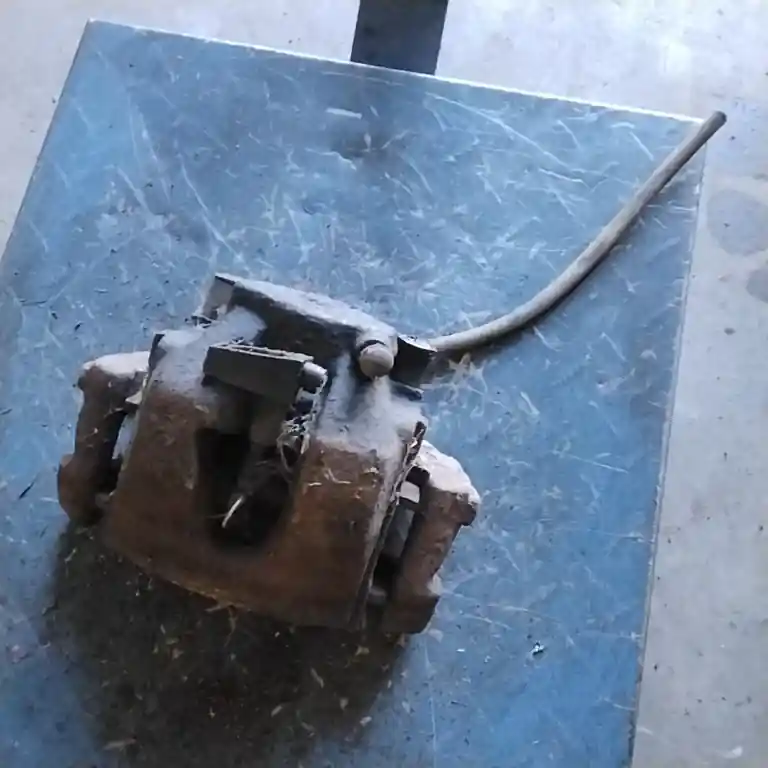 Expressz kézbesítés MERCEDES E (W210) 1995.06.01-1999.06.30 Bal első féknyereg munkahengerrel 2.2 d, kombibontott alkatrész