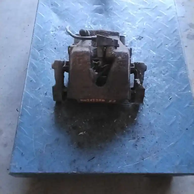 MERCEDES E (W210) 1995.06.01-1999.06.30 Jobb első féknyereg munkahengerrel 2.2 d, kombibontott alkatrész Azonnal elérhető