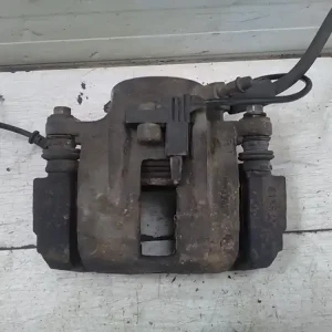 Vedd meg most MERCEDES VANEO 01.09-05.09 Jobb első féknyereg munkahengerrel 1.7cdibontott alkatrész