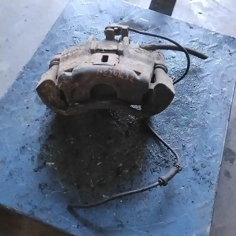 MERCEDES VITO 96- Bal első féknyereg munkahengerrel 2.3 d bontott alkatrész Legnépszerűbb