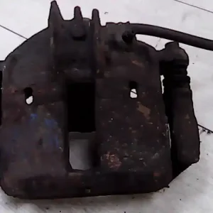 MITSUBISHI Space Star 1999.06.01-2000.08.31 Bal első féknyereg munkahengerrel bontott alkatrész Azonnal elérhető