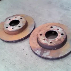 NISSAN ALMERA 00-03 Első pár féktárcsa nincs válla,tárcsa átmérő 257mm bontott alkatrész Árcsökkenés