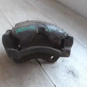 Csak ma NISSAN ALMERA 03- Jobb első féknyereg munkahengerrel 1.5i bontott alkatrész