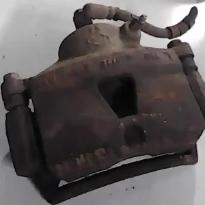 NISSAN PRIMERA P10 90.10-96.10 Bal első féknyereg munkahengerrel bontott alkatrész Árcsökkenés