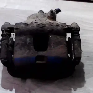 Különleges ajánlat NISSAN PRIMERA P10 90.10-96.10 Bal első féknyereg munkahengerrel bontott alkatrész